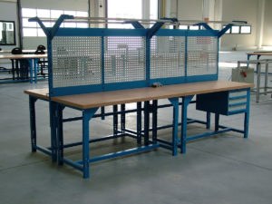 szerelőasztal rakodórésszel