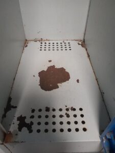 öltözőszekrény fémből rozsdásodik