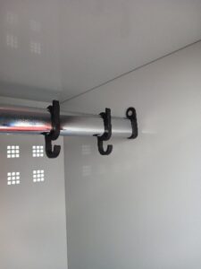 osztott ajtós öltözőszekrény felső része