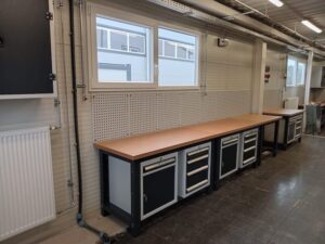 nehéz munkapad munkahelyen acéllemez borításokkal